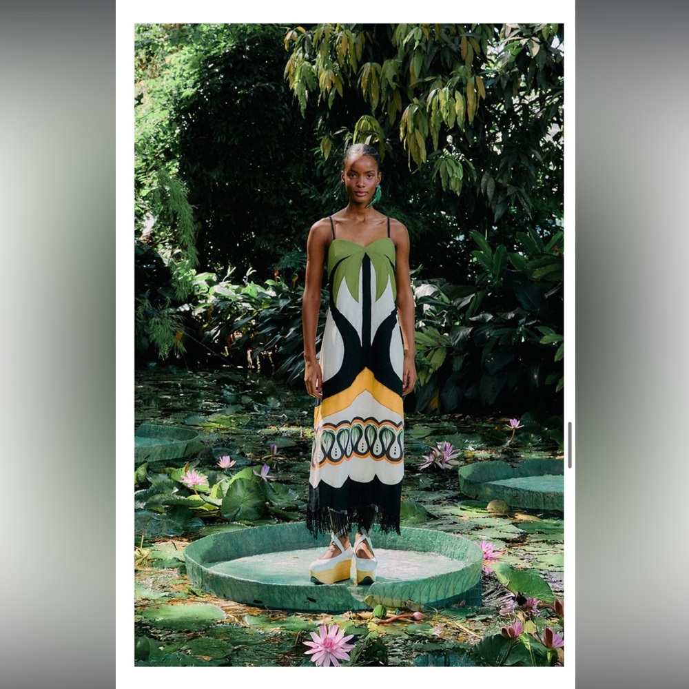 NWT Farm Rio Off-White Coconut Tree Flow
LENZING™ ECOVERO™ EuroflaxT™
Dress